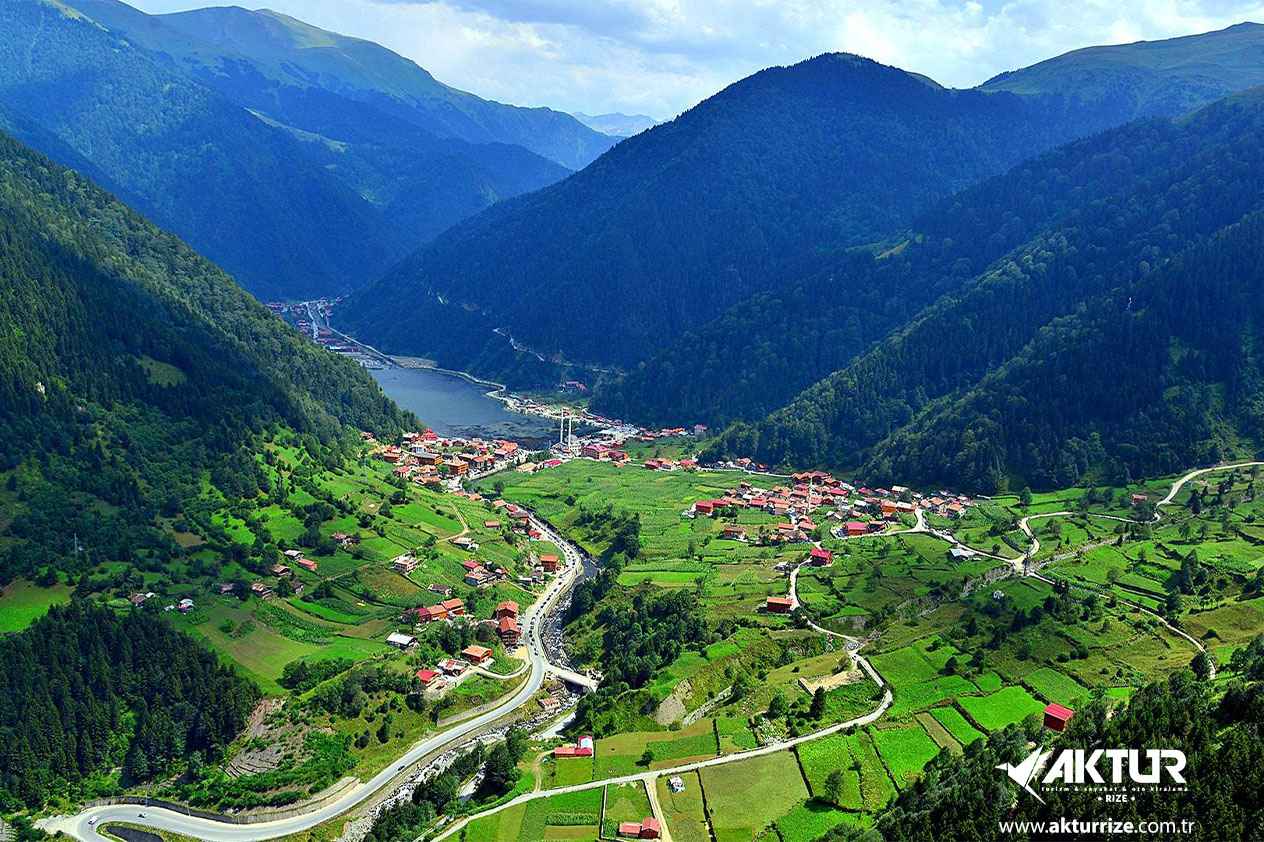 Uzungöl Turu – Rize günübirlik turlar kapsamında göl manzarası, Karadeniz doğası ve ahşap konaklar
